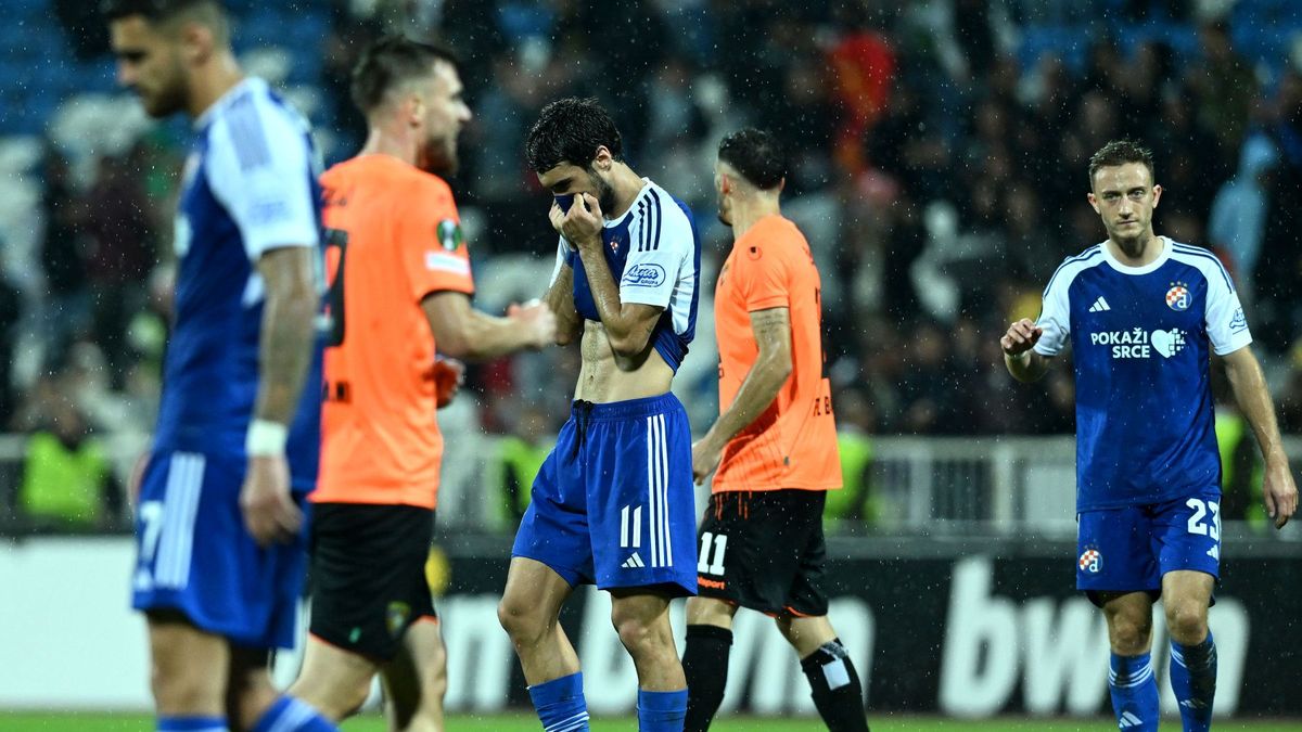 Na zdjęciu: załamani piłkarze Dinama Zagrzeb po porażce z FC Ballkani