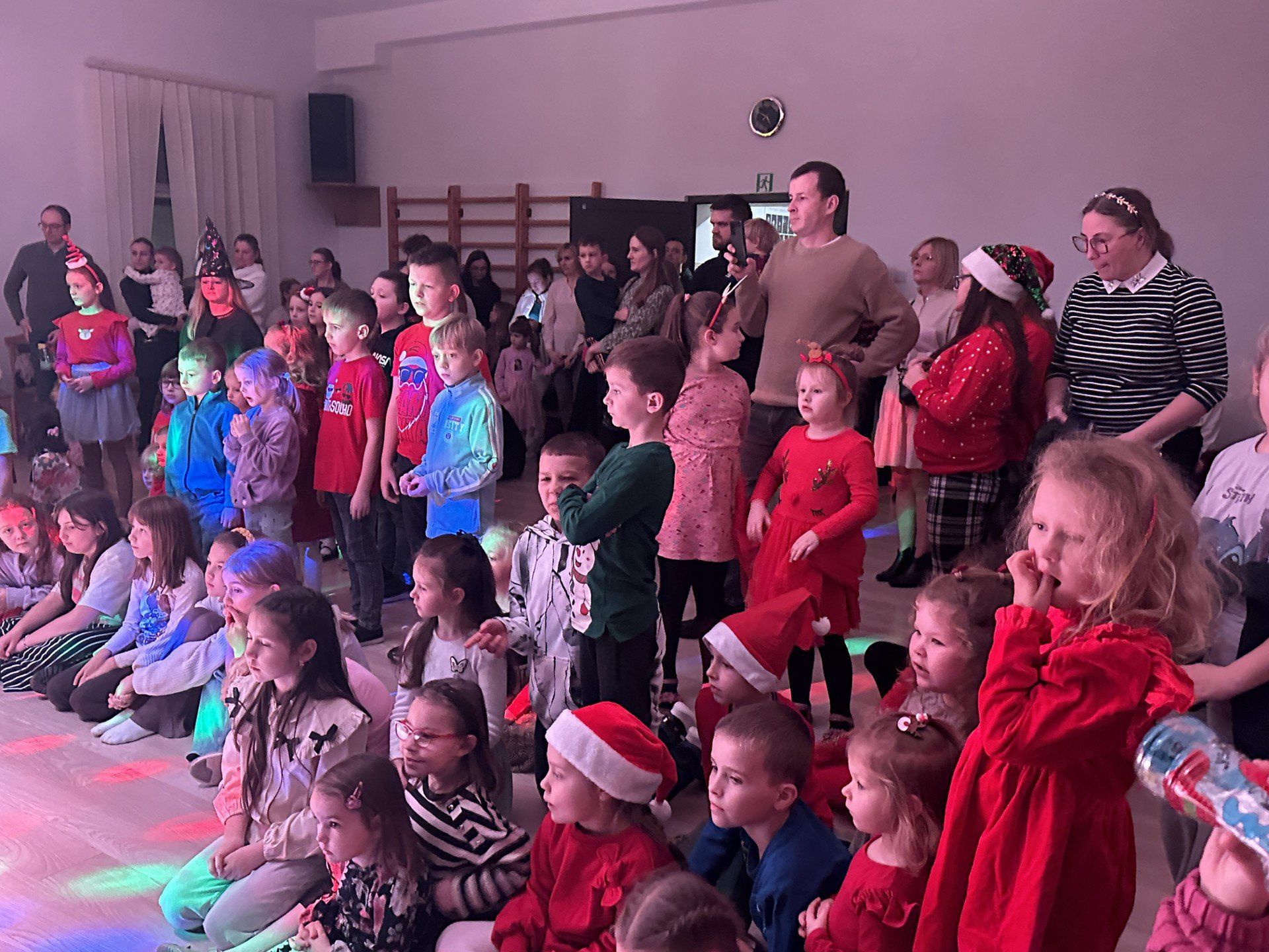 Dzieci bawiły się doskonale na przygotowanej przez Zarząd Osiedla nr w Wieluniu zabawie mikołajkowej