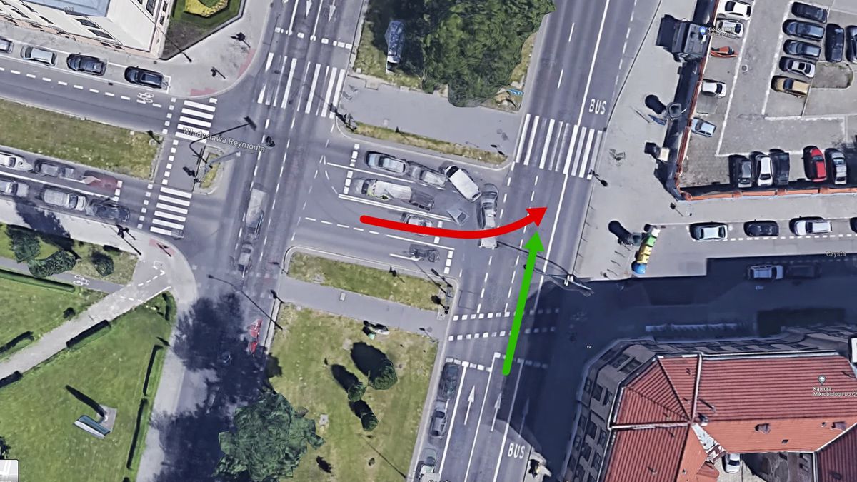 Czerwona strzałka wskazuje trasę lexusa, zielona - motocyklisty