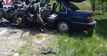 Zderzenie busa z volvo w Długowoli. Na miejscu zginął kierowca osobówki