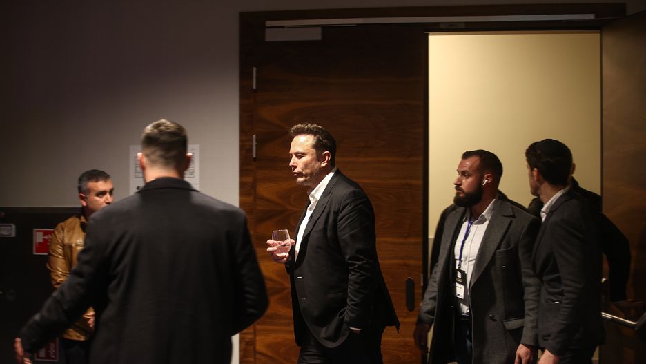 Kraków, 22.01.2024. Właściciel Tesli i platformy X Elon Musk (C) podczas konferencji organizowanej przez Europejskie Stowarzyszenie Żydowskie (EJA), 22 bm. w DoubleTree by Hilton Krakow Hotel & Convention Center w Krakowie. (sko) PAP/Łukasz Gągulski