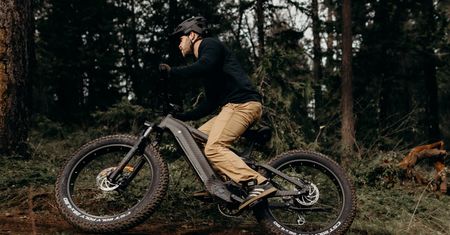Jaki elektryczny rower górski kupić do 7 tys. zł? Sprawdź te 3 modele
