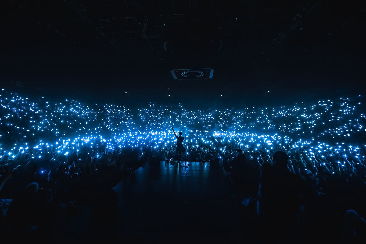 Wokalista gra koncert na stadionie