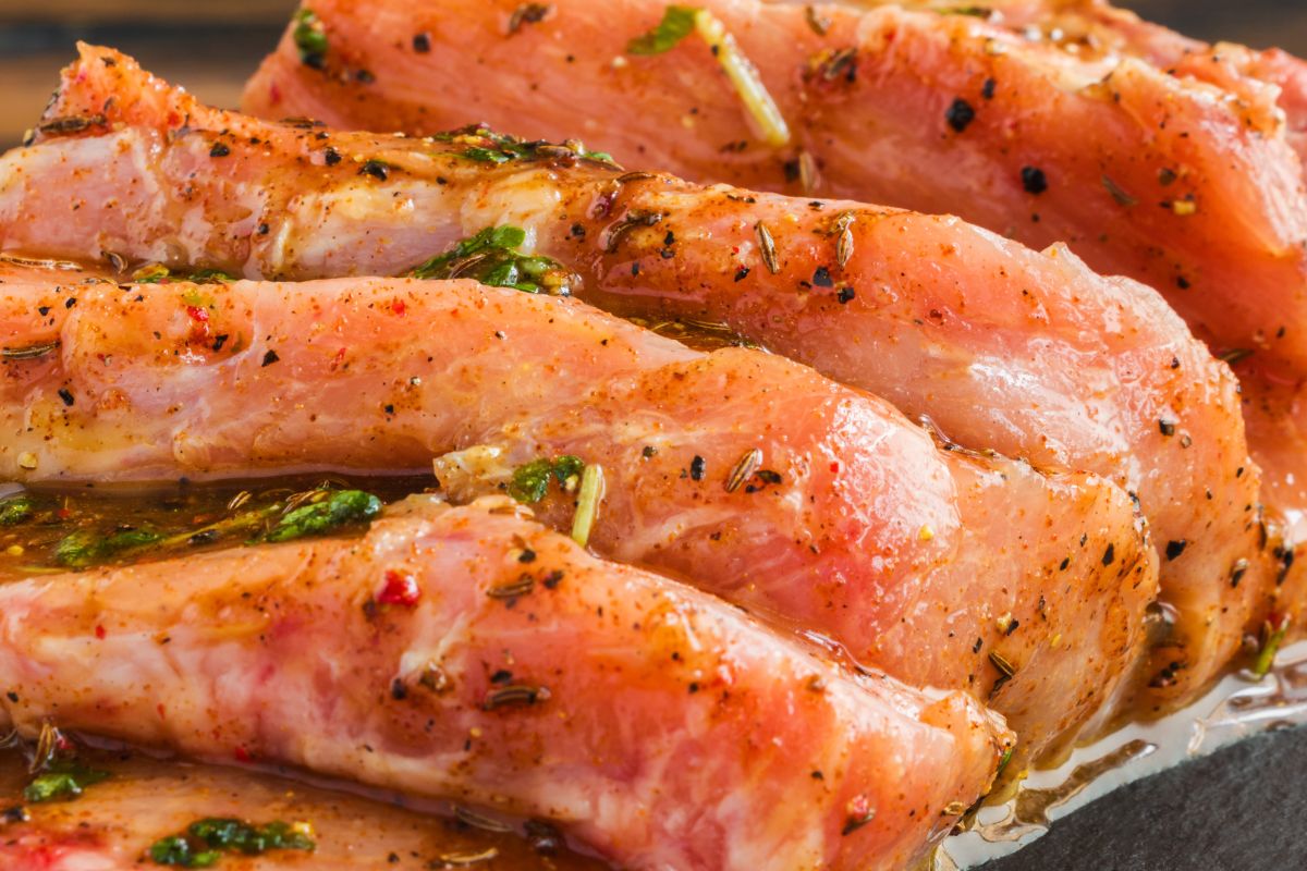 Zawsze marynuj mięso na grilla. To ważne dla twojego zdrowia