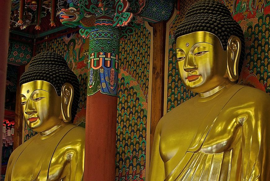 Buddyjskie posągi 