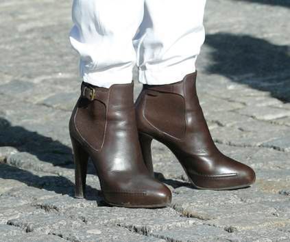 Kinga Rusin wychodzi ze studia DDTVN