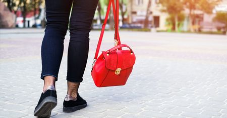Czerwona minitorebka do 200 zł - przegląd trendów