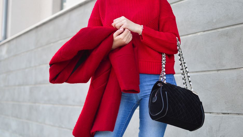 Sweter w intensywnym kolorze wyróżni cię na szarej ulicy
