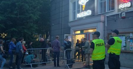 Allah-Las gra w Warszawie. Przed klubem policja, wzmożone kontrole i.... pustki