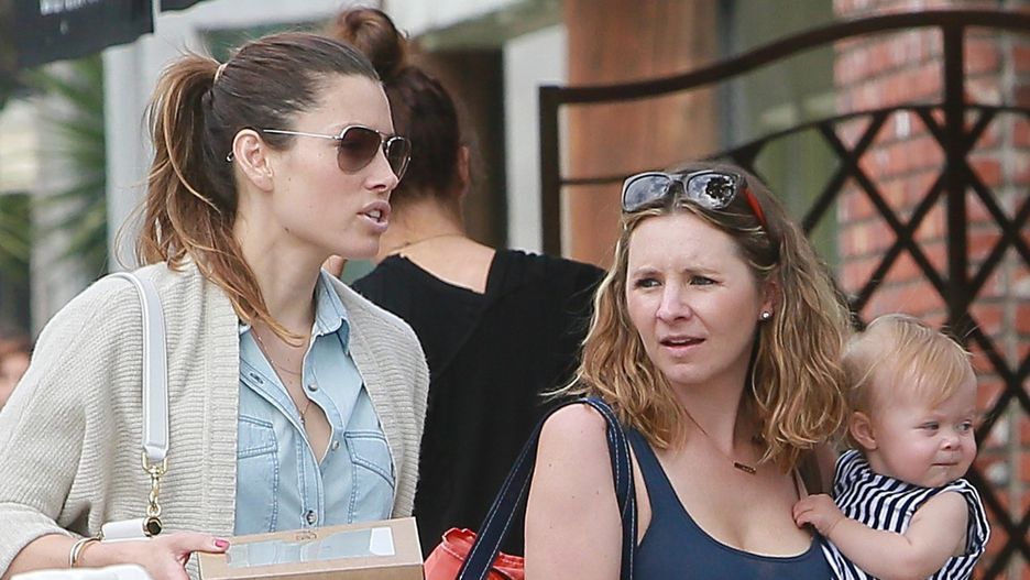 Jessica Biel i Beverly Mitchell utrzymują bardzo bliski kontakt