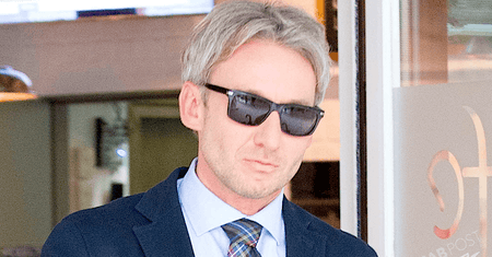 Piotr Schramm przefarbował włosy na blond. Pasuje mu nowa fryzura?