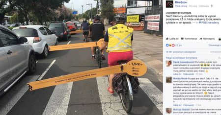 Rowerzyści w Hiszpanii przypominają jaka jest bezpieczna odległość od samochodu