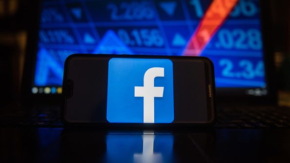 Logo Facebooka na telefonie.