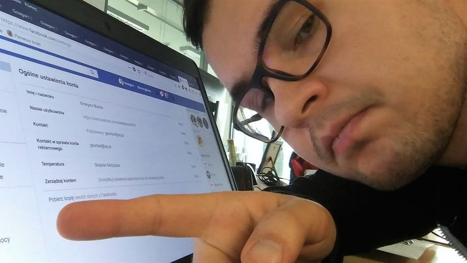 "Pobierz kopię" i możemy wybrać się na przechadzkę po Facebookowych wspomnieniach.