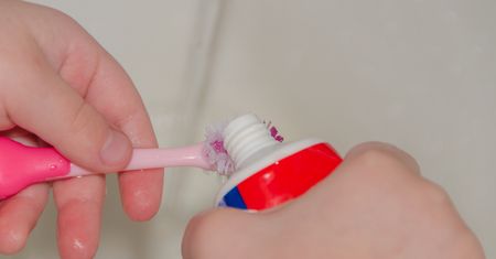 11-latka umarła po umyciu zębów. "Poważna reakcja alergiczna"