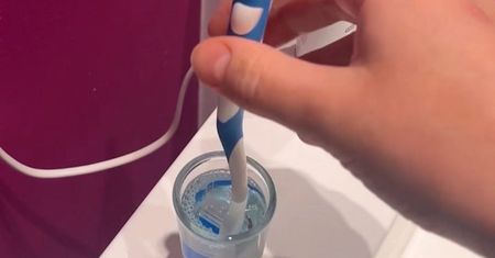 Włóż szczoteczkę do zębów na kilka minut do pojemniczka z tym płynem. Odmieni Twój uśmiech!