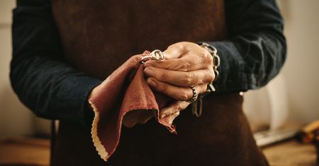 Jak odświeżyć srebro domowym sposobem? Wypróbuj nietypowe metody
