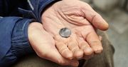 Bezdomny prosił o drobne. Dostał monetę wartą majątek