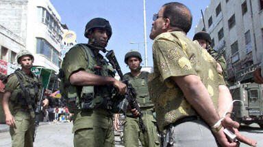 Izraelscy żołnierze na ulicach Hebronu