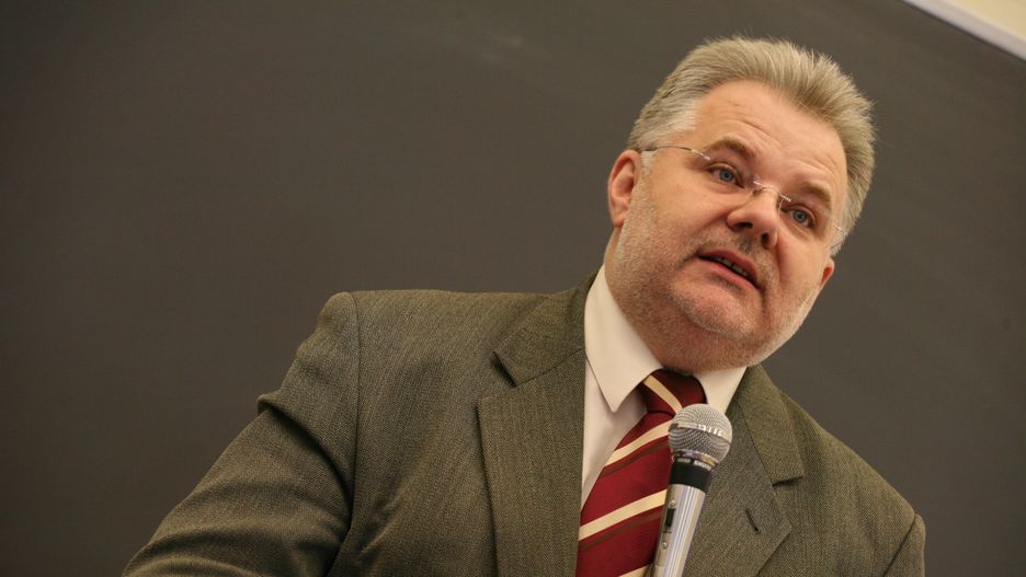 Prof. Zbigniew Izdebski to polski pedagog i seksuolog. Zajmuje się głównie dziedziną promocji zdrowia seksualnego