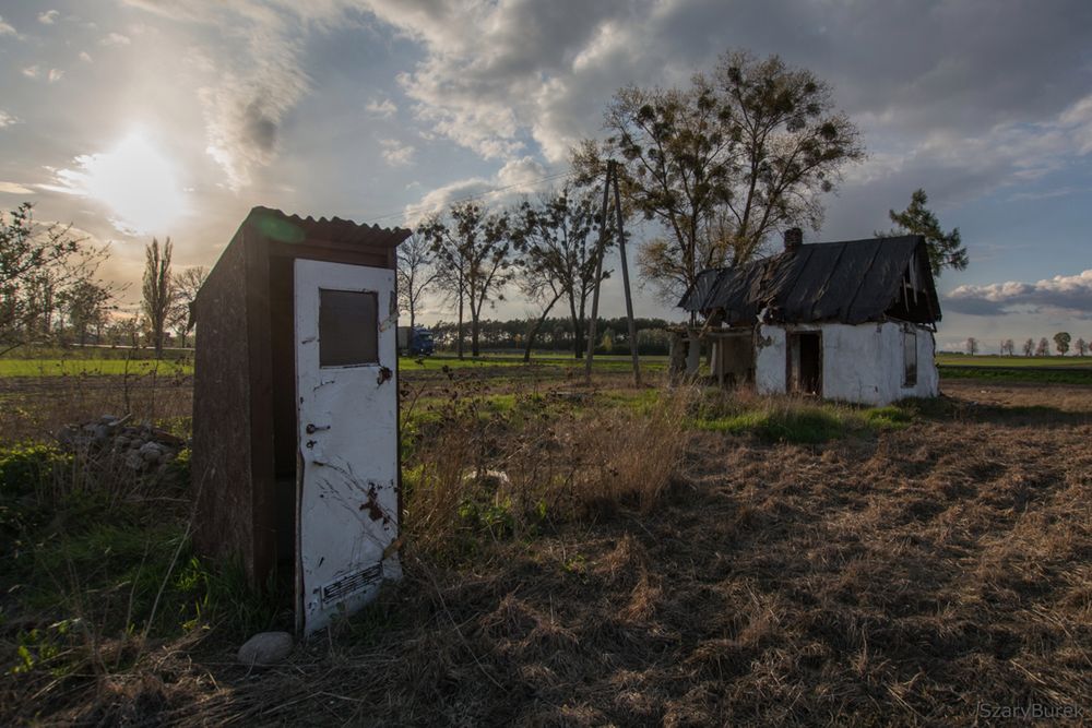 Historia pewnej chatki pod Warszawą. To tajemnicze miejsce przyciąga go od lat 12