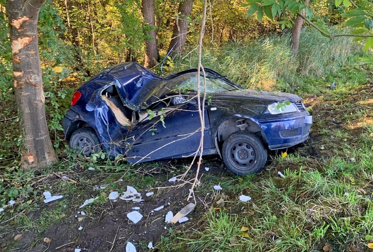 Poniatowa: Volkswagen dachował i uderzył w drzewo. 20-latka miała dużo szczęścia