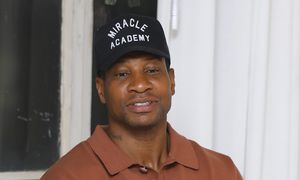 Jonathan Majors wypadł przez okno na planie filmu. Ekipa odchodzi z produkcji