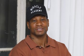 Jonathan Majors wypadł przez okno na planie filmu. Ekipa odchodzi z produkcji