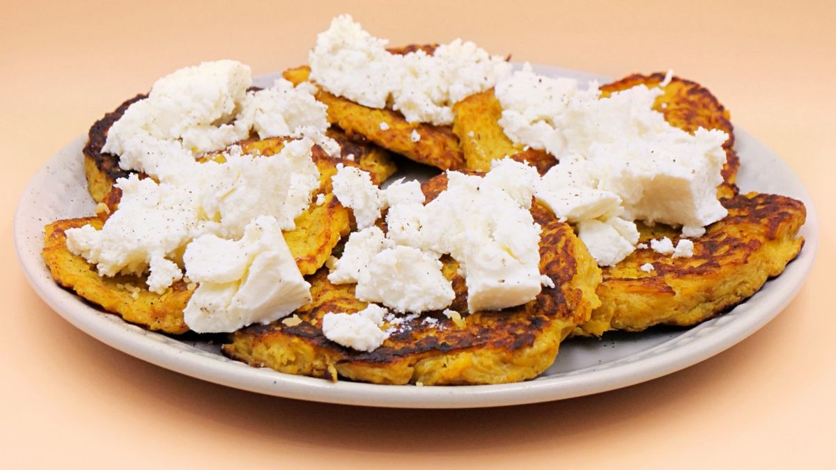 Przełóż na talerz i rozłóż na górze ser