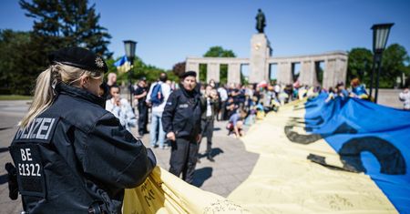 Niemcy zakazali ukraińskich symboli. Tak policjanci zwijali flagę