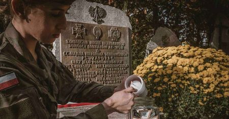 Oddali hołd bohaterom. Posprzątali groby i pomniki żołnierzy na Wszystkich Świętych