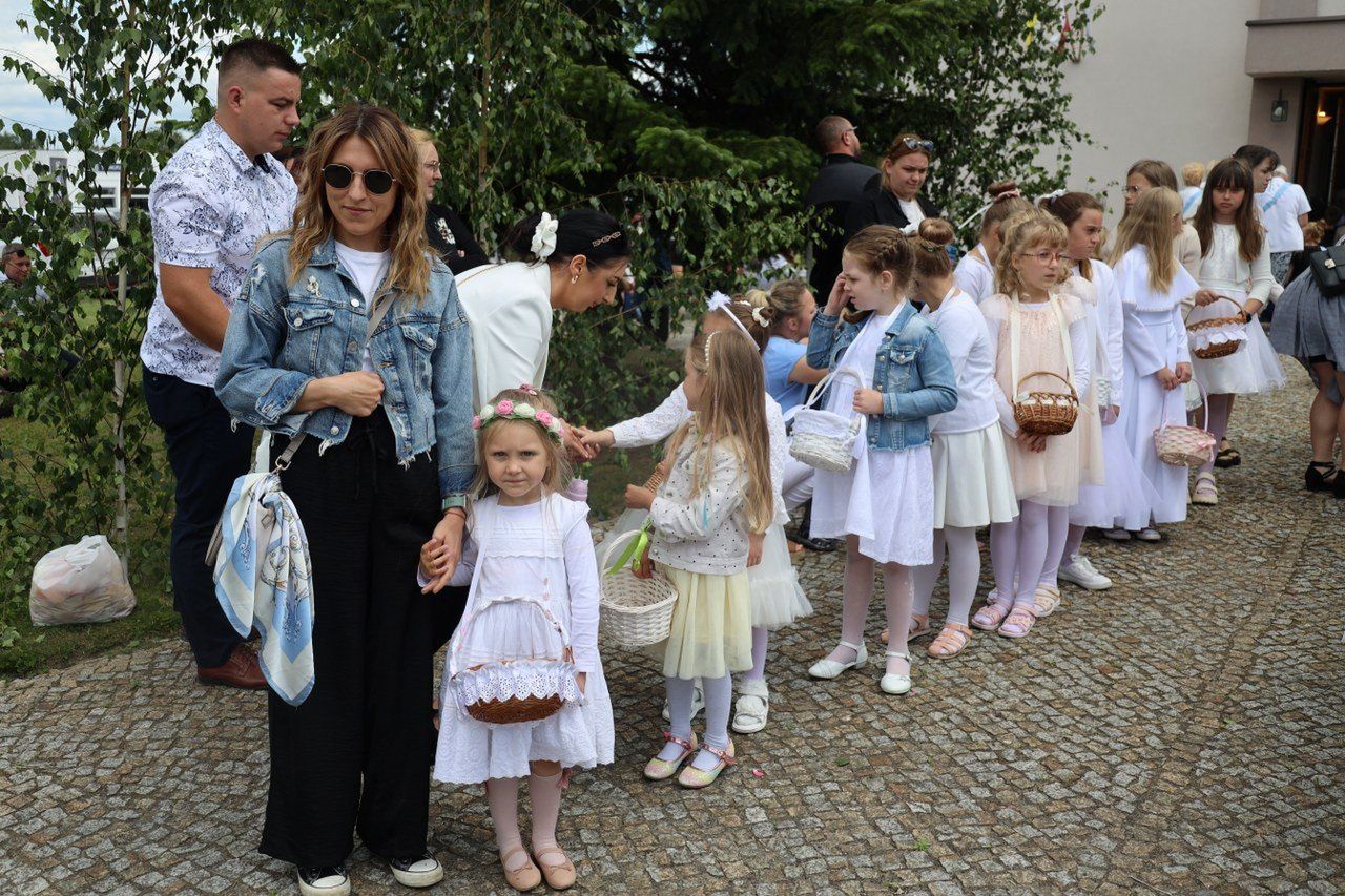 Procesja Bożego Ciała w Jankowie Dolnym. Dziewczynki z przejęciem sypały kolorowe kwiatki