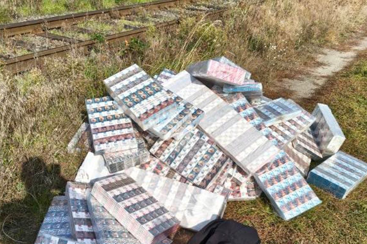 Wyrzucone z wagonu papierosy w rękach KAS i SG 
