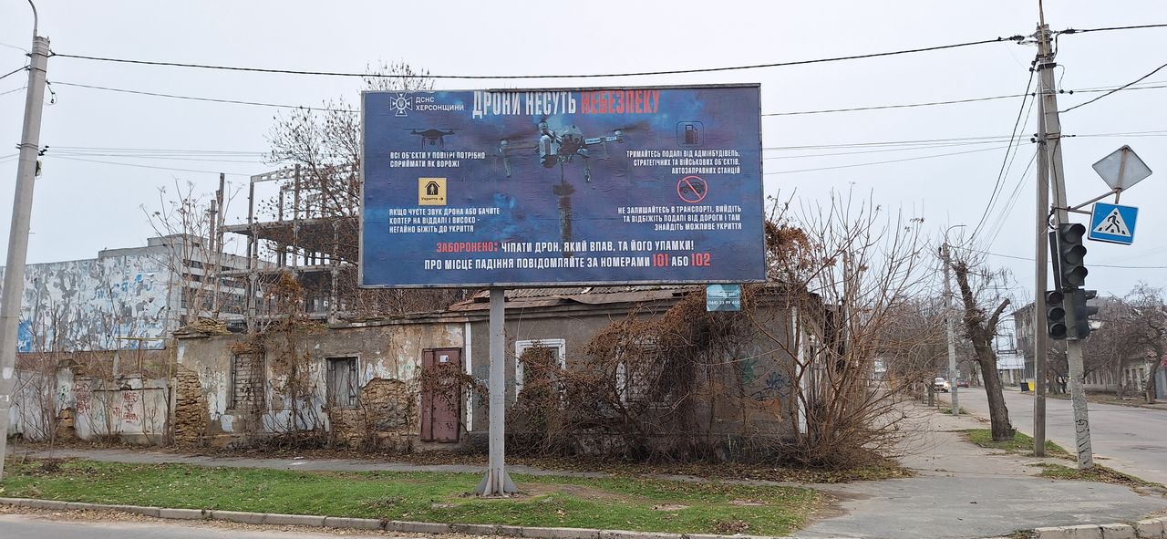 "Drony niosą zagrożenie", billboard w centrum Chersonia