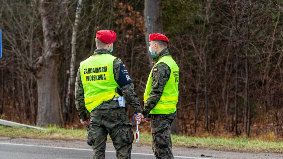 Ciężarówka uderzyła w tył busa Żandarmerii Wojskowej