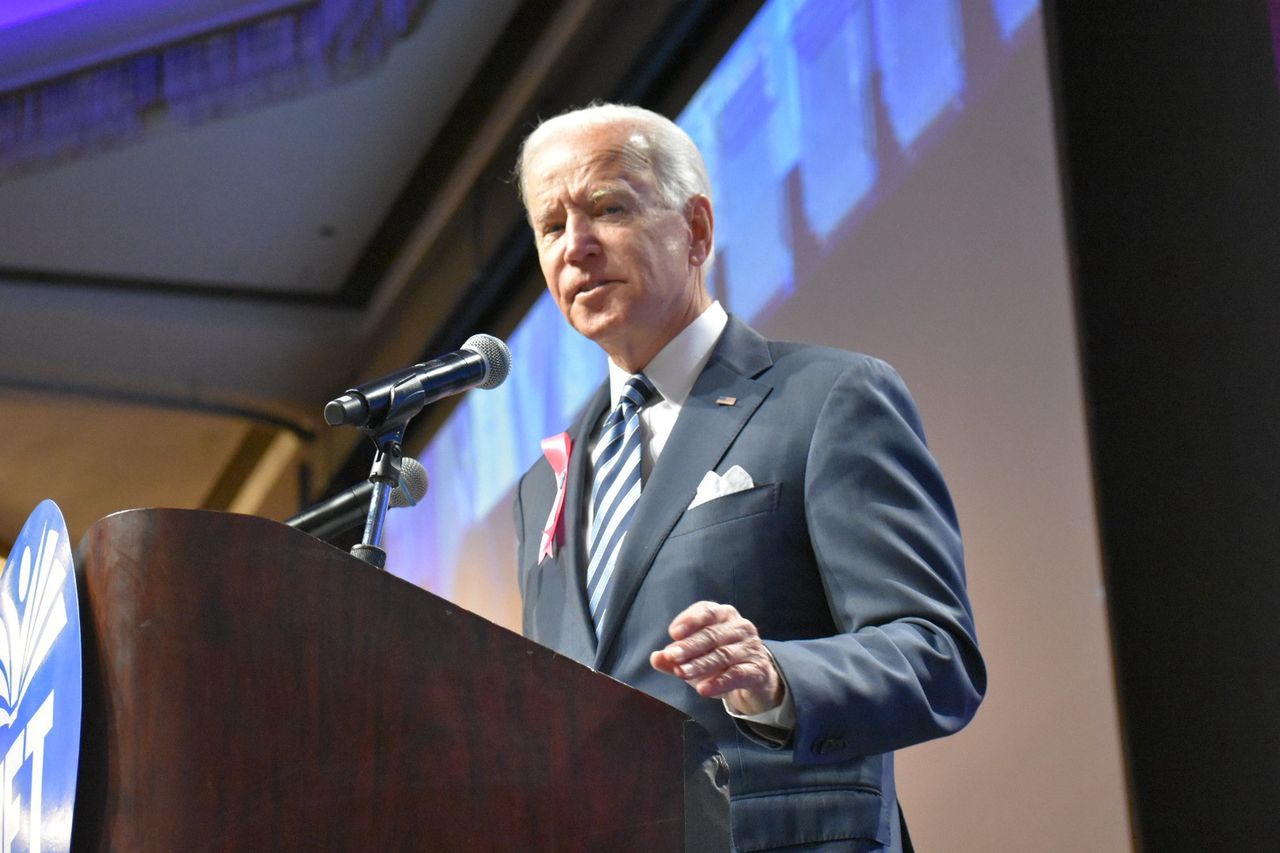 Szczepionka na COVID-19. Joe Biden przyjmie dawkę. Jest data