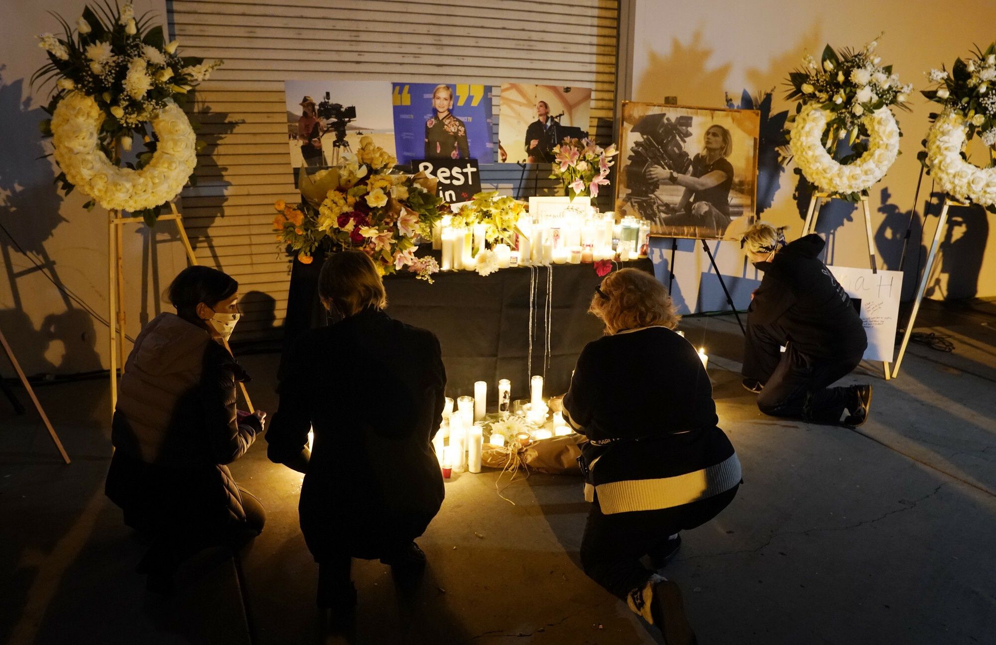 Alec Baldwin postrzeli? dwie osoby na planie filmuAttendees kneel at a candlelight vigil for the late cinematographer Halyna Hutchins, pictured in photographs, Sunday, Oct. 24, 2021, in Burbank, Calif. A prop firearm discharged last Thursday by actor Alec Baldwin, while producing and starring in a Western movie in Santa Fe, N.M., killed Hutchins and wounded director Joel Souza. (AP Photo/Chris Pizzello)AP