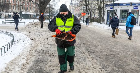 Kawa zamiast soli. Kraków sypie fusami, ale czy to w ogóle legalne?