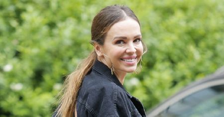 Ania Wendzikowska wyleguje się na plaży. Pozuje w mocno wyciętym stroju kąpielowym