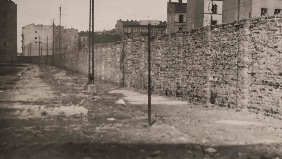 Getto warszawskie, mur na ulicy Bonifraterskiej, 1940-1942, Autor nieznany. Archiwum Ringelbluma, zbiory Żydowskiego Instytutu Historycznego im. E. Ringelbluma.