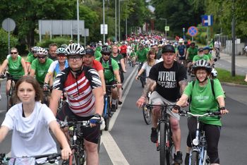 Gorzów jest wielki! Rowerzyści w barwach miasta już świętowali jego urodziny. "Sznur" rowerów nie miał końca