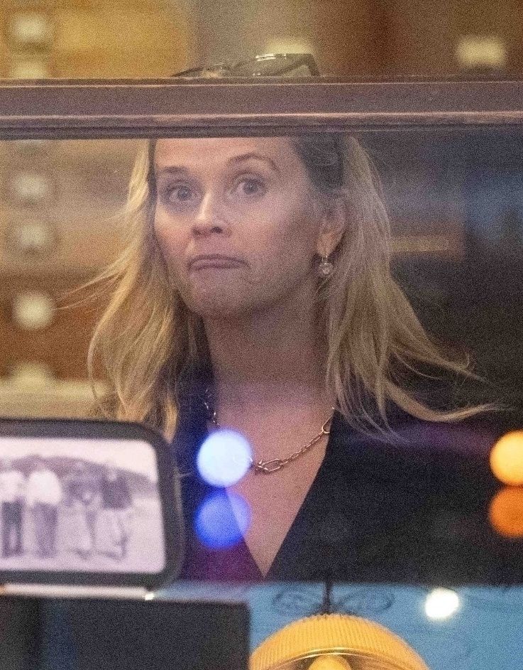 Reese Witherspoon w szampańskim nastroju buszuje po butikach