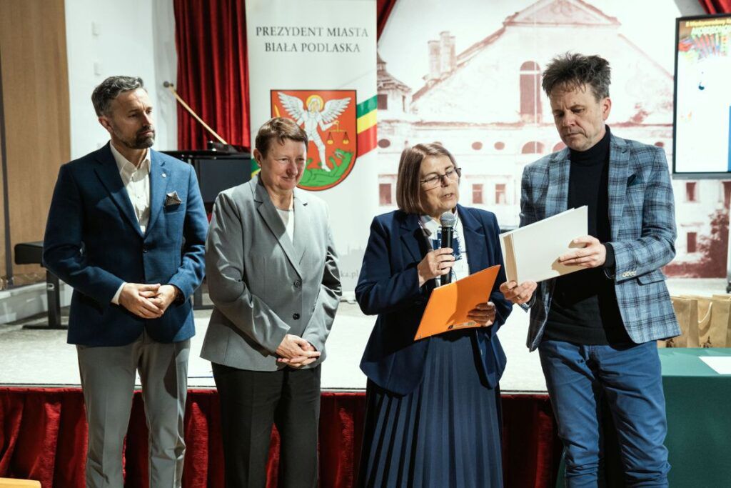 Michał Litwiniuk i jury II Międzynarodowego Konkursu Akordeonowego im. Bogusława Kaczyńskiego w Białej Podlaskiej: Elżbieta Rosińska, Piotr Chołołowicz i Teresa Kaszuba © Marek Maliszewski