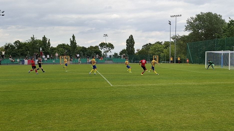Piłkarze Darłovii (czerwone koszulki) wygrali baraż ze Stalą, bo byli bardziej zdeterminowani, wypoczęci i pewniejsi siebie.
