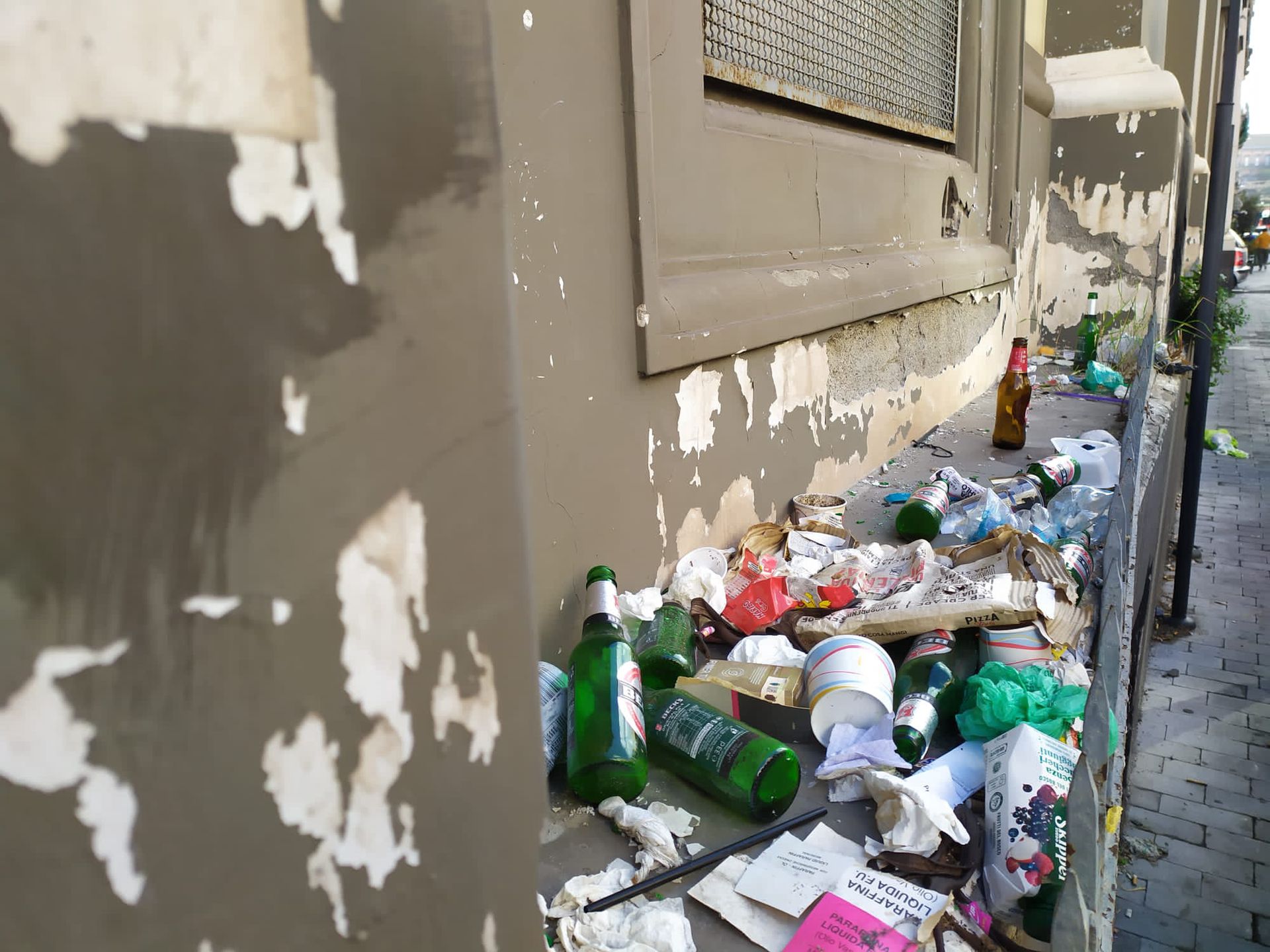 Na ulicach Neapolu wciąż można znaleźć butelki, kartonowe pudełka czy plastikowe opakowania