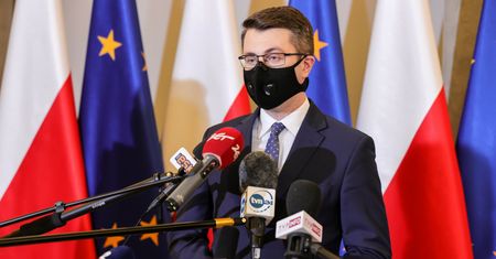 "Manipulacja". Rzecznik rządu Piotr Mueller zwrócił się do samorządów
