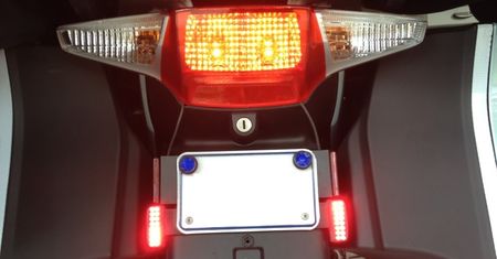 Dodatkowe światło stop – motocykl a samochód