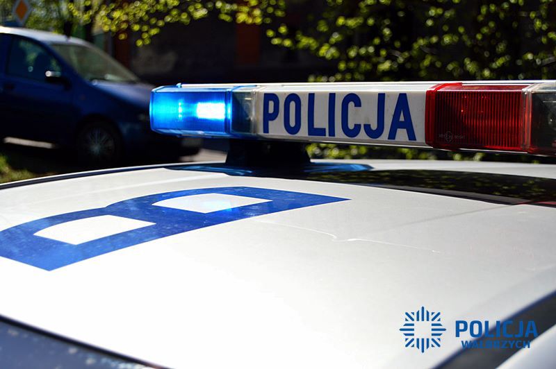 policja, radiowóz, zatrucie grzybami Kobieta z płaczem podbiegła do policji. Cała rodzina zatruła się grzybami