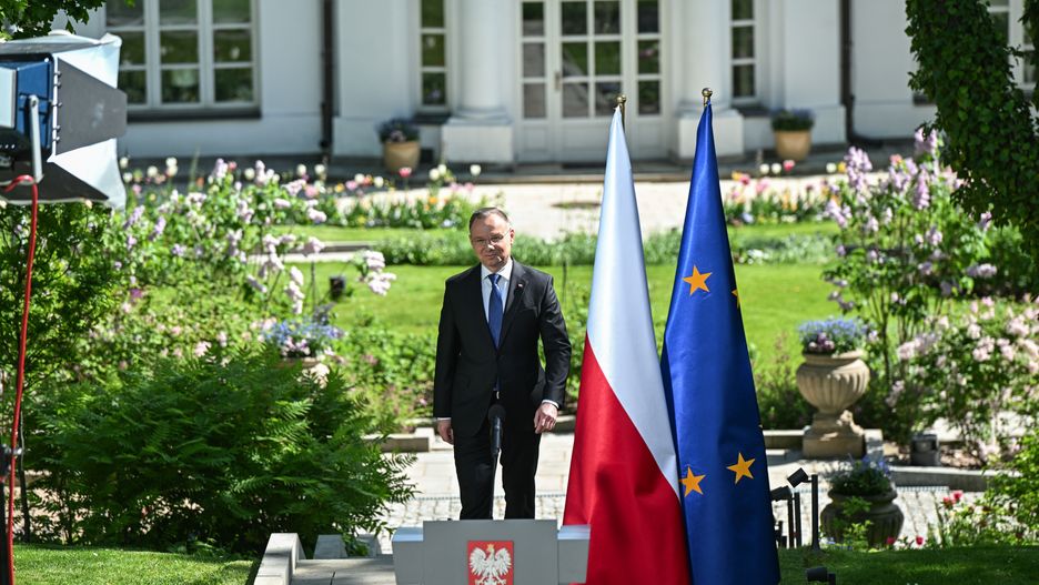 Warszawa, 01.05.2024. Prezydent RP Andrzej Duda wygłasza oświadczenie w ogrodach Pałacu Prezydenckiego w Warszawie, 1 bm. (jm) PAP/Radek Pietruszka
