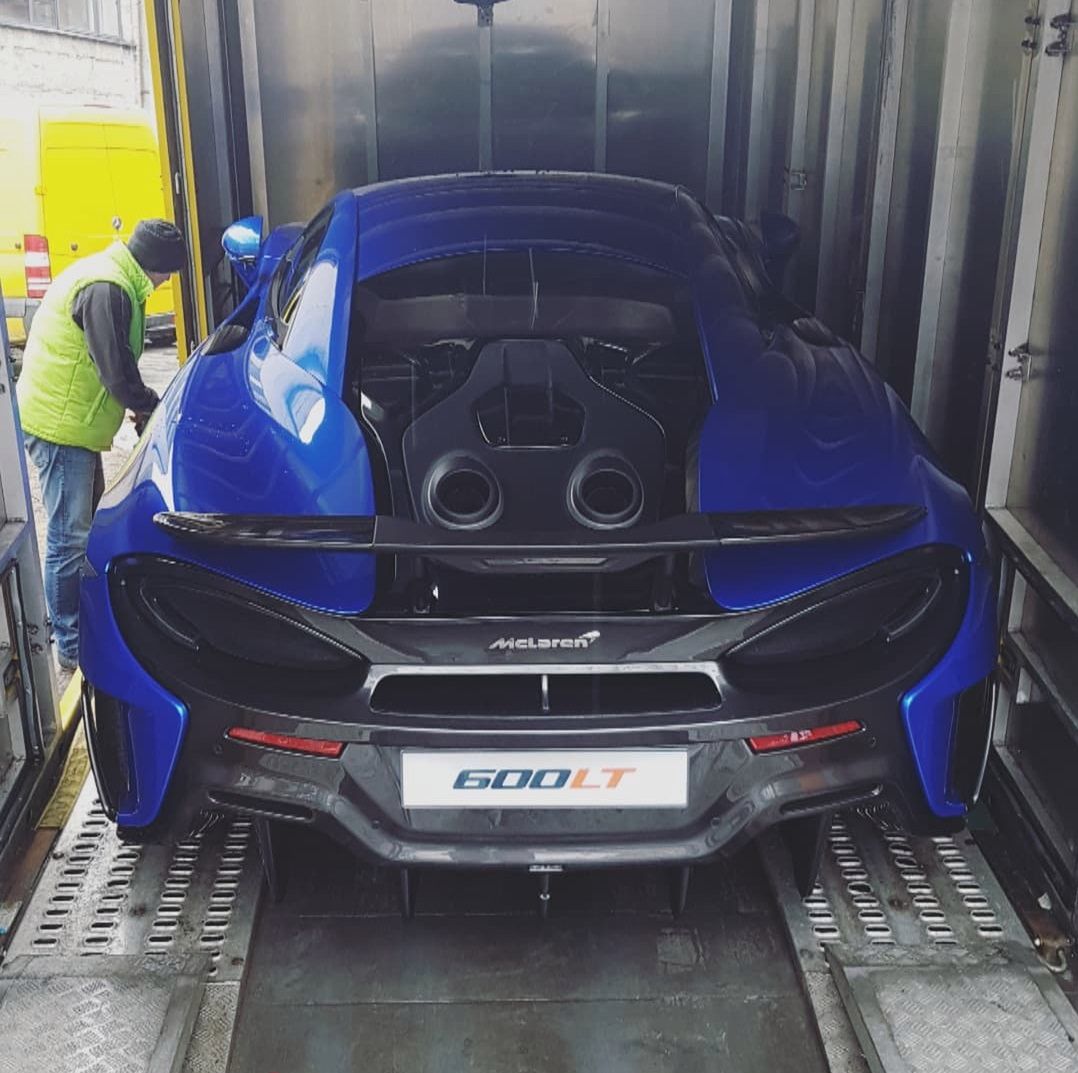 Backstage plebiscytu: McLaren 600LT ładowany na lawetę w Warszawie